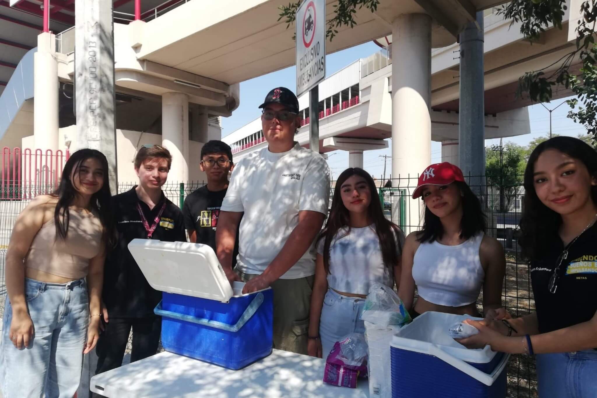 Brindar alimentos a quienes aguardan fuera de los hospitales