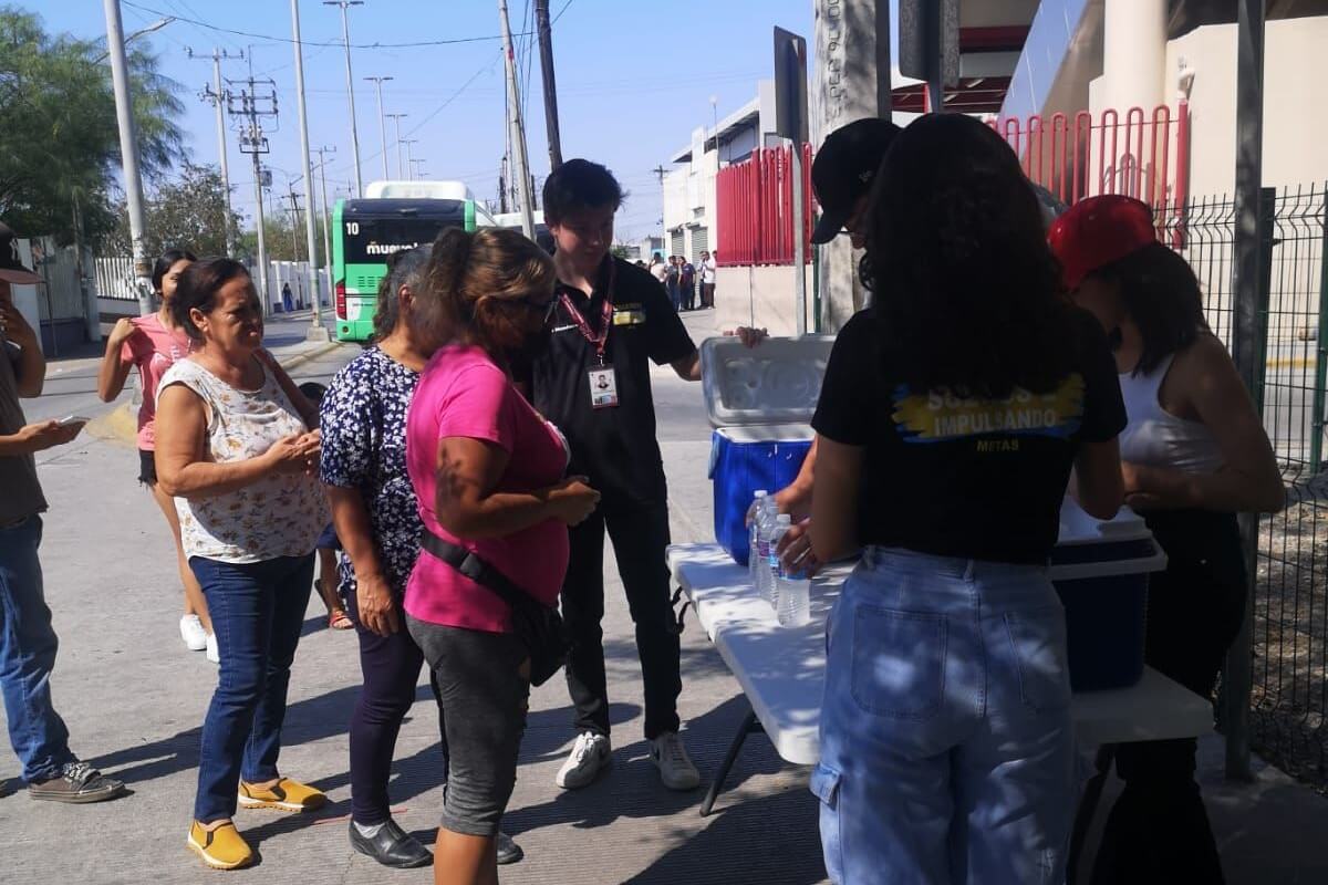 Brindar alimentos a quienes aguardan fuera de los hospitales